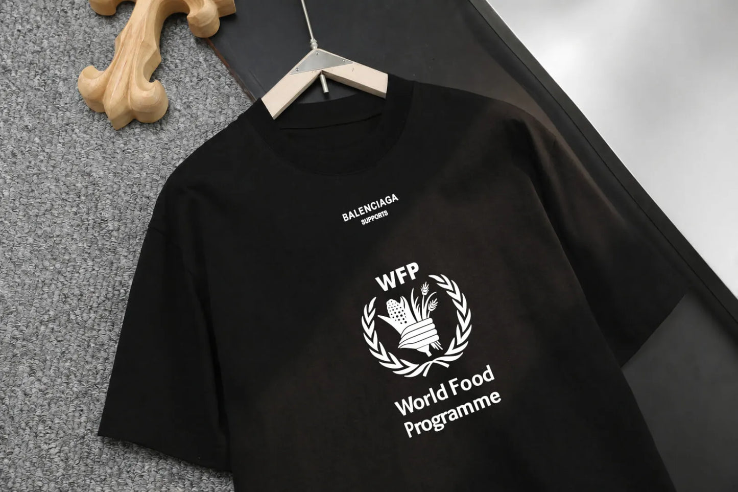 Laurel Badge Letter T-shirt